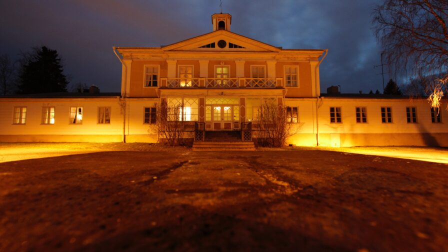 Törnävän kartano iltavalaistuksessa