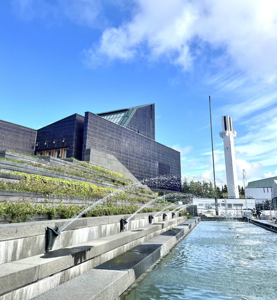 Kaupungintalo, lakeudenristi ja suihkulähde.