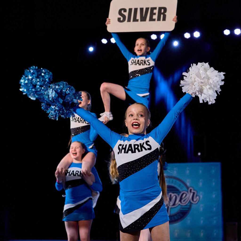 Cheerleadereita esiintymässä.