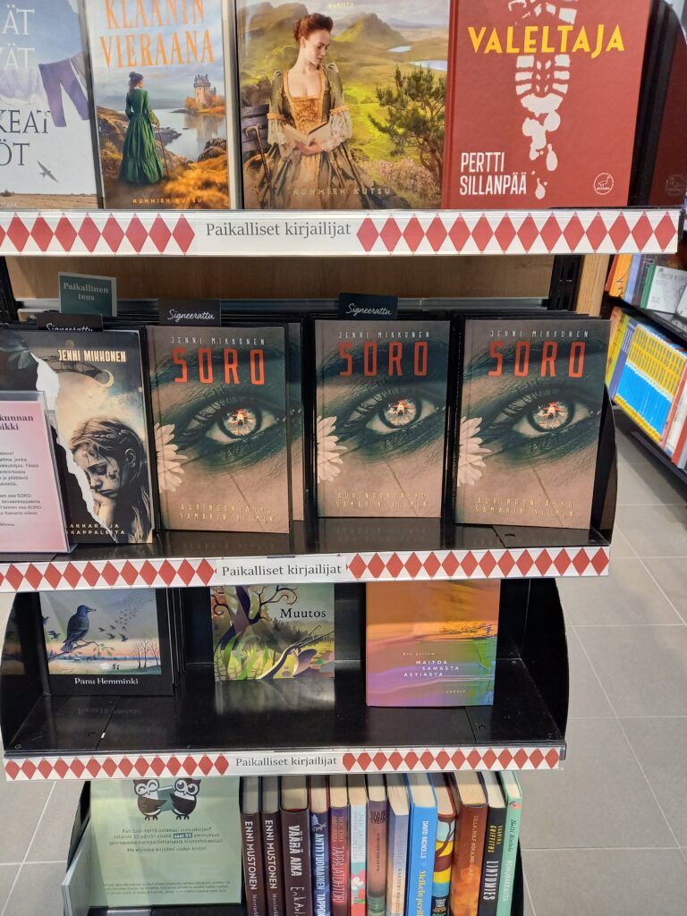 Kirjahylly, jossa lukee paikalliset kirjailijat.