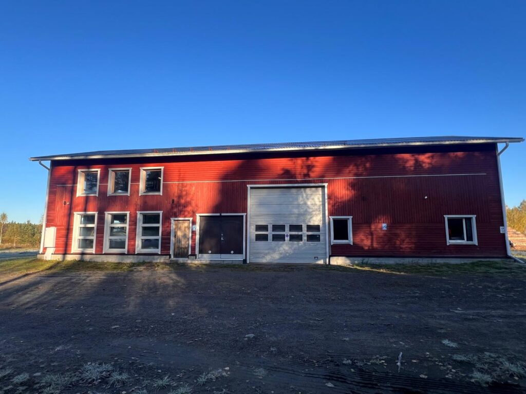 Päärakennus, jossa nosto-ovi.