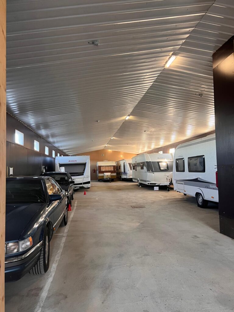 Päärakennuksessa sijaitseva halli, jossa asuntovaunuja