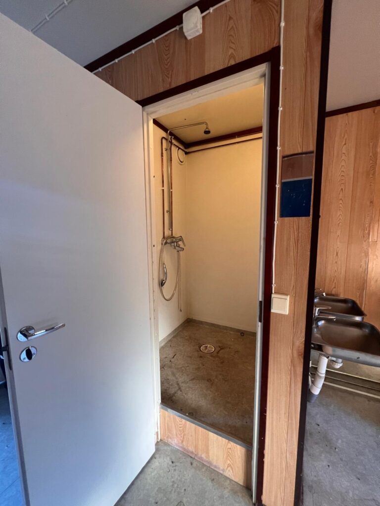 Konttirakennuksessa sijaitseva suihku