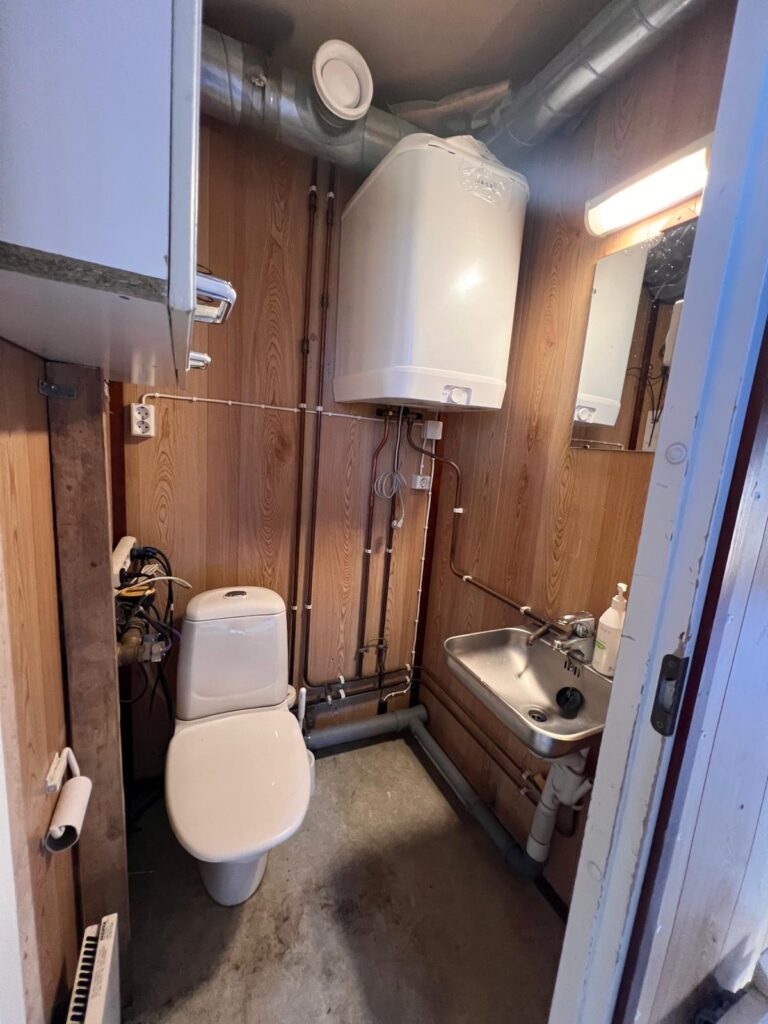 Konttirakennuksessa sijaitseva vessa