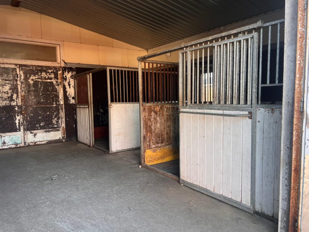 Päärakennuksen talli osa