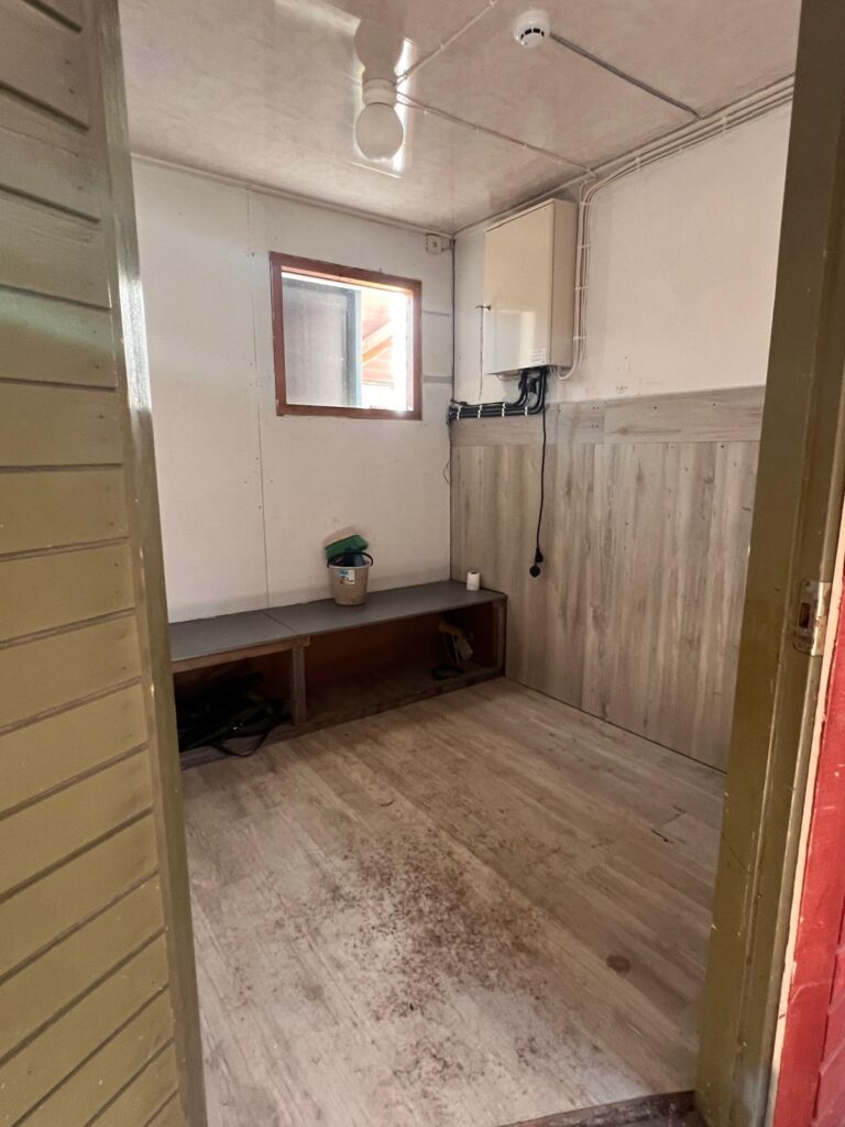 Erillinen tallirakennus sisältä