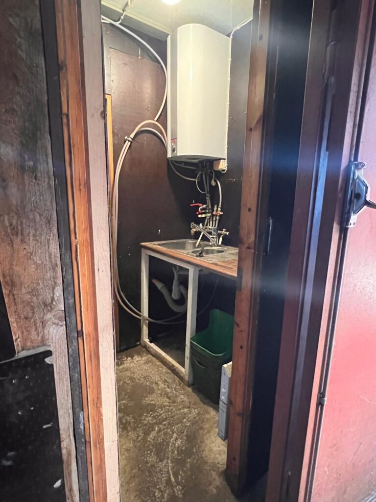 Erillinen tallirakennus sisältä