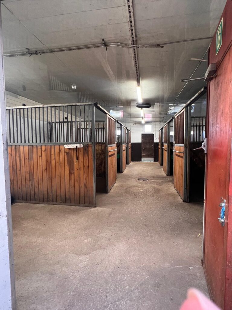 Erillinen tallirakennus sisältä