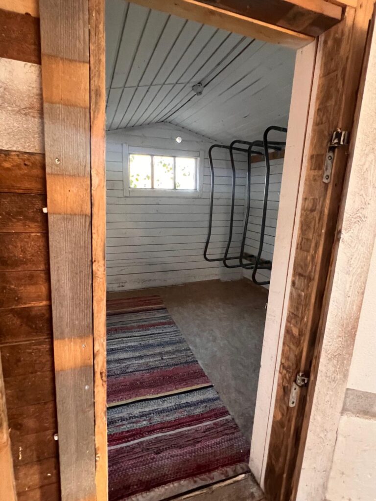 Erillinen tallirakennus sisältä