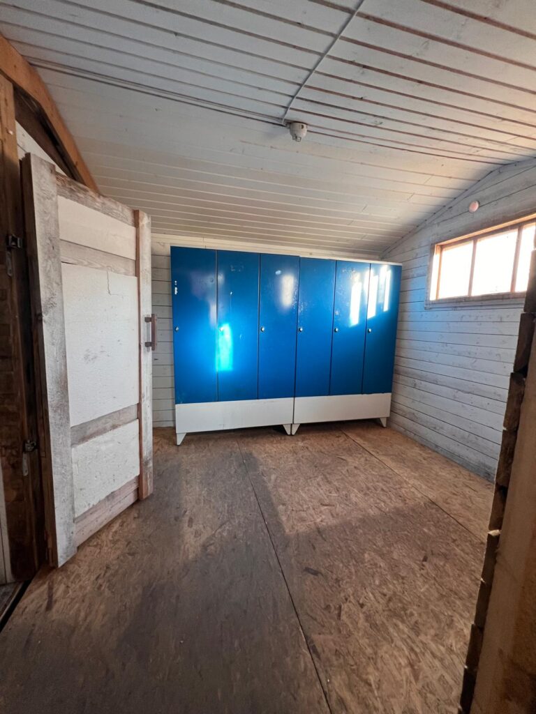 Erillinen tallirakennus sisältä