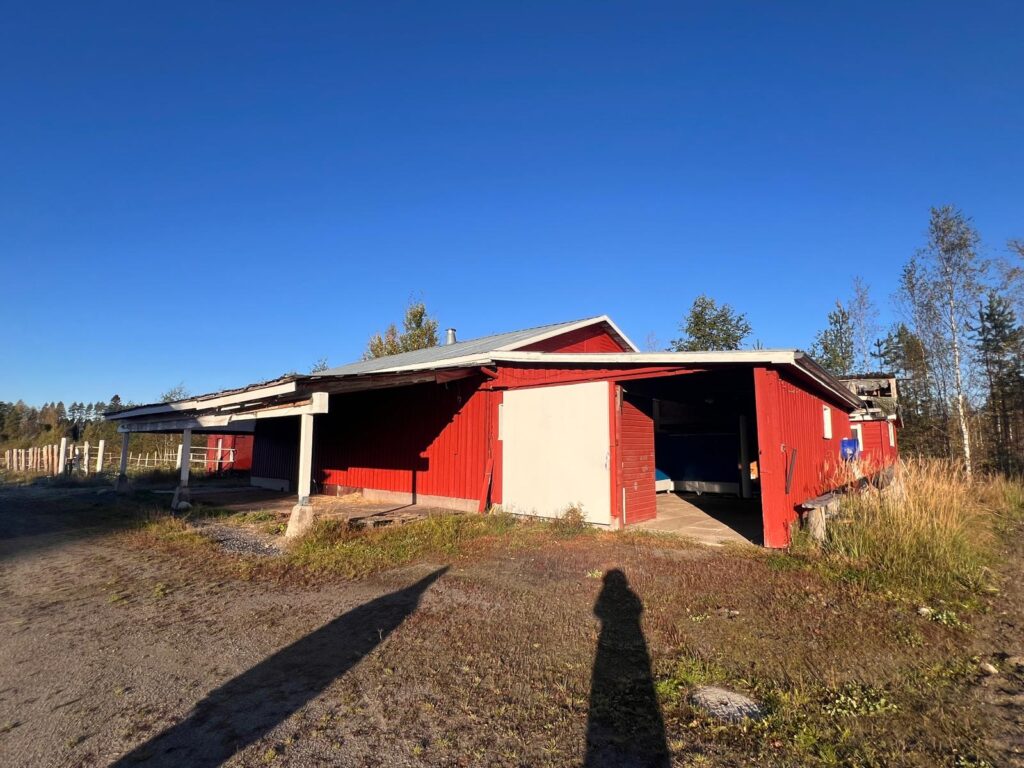 Erillinen tallirakennus sisältä
