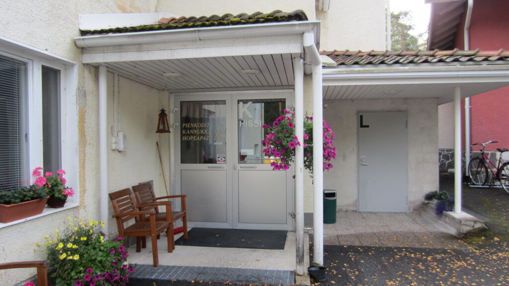 Palvelukeskuksen A-ovi rakennuksessa vaaleat seinät.