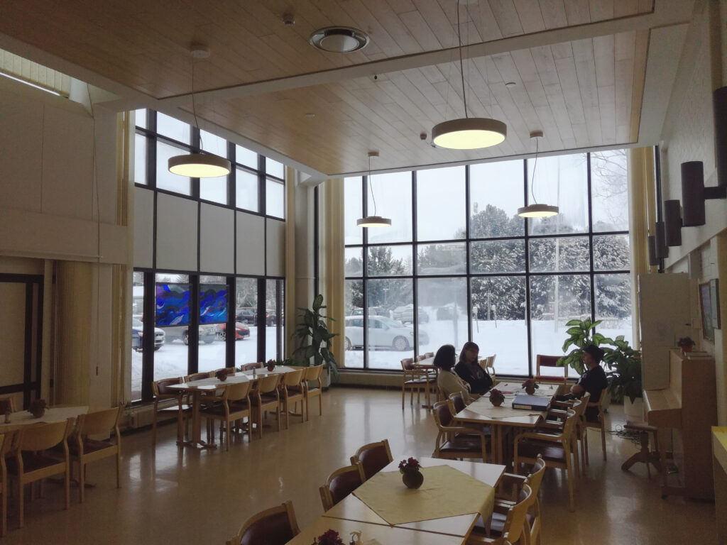 Ruokasalissa on korkeat maisemaikkunat.