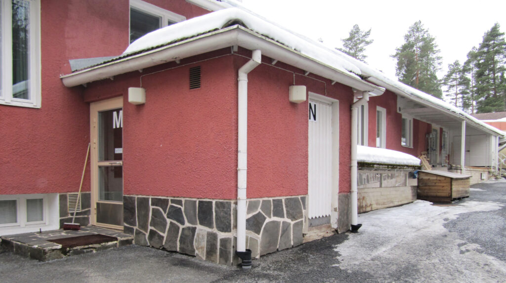 Palvelukeskuksen M ja N ovet. Tässä osassa rakennusta on punaiset seinät. 