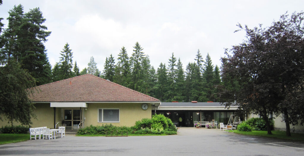 Rakennuksen keltainen osa on matala.