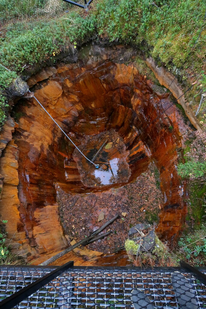 Kuvassa pyöreä kaivoskuoppa, jonka pohjalla vähän vettä