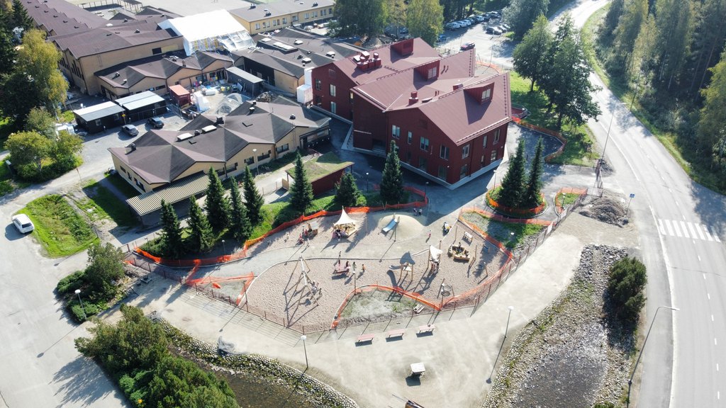 Ilmakuva uudesta suuresta päiväkoti-koulurakennuksesta.