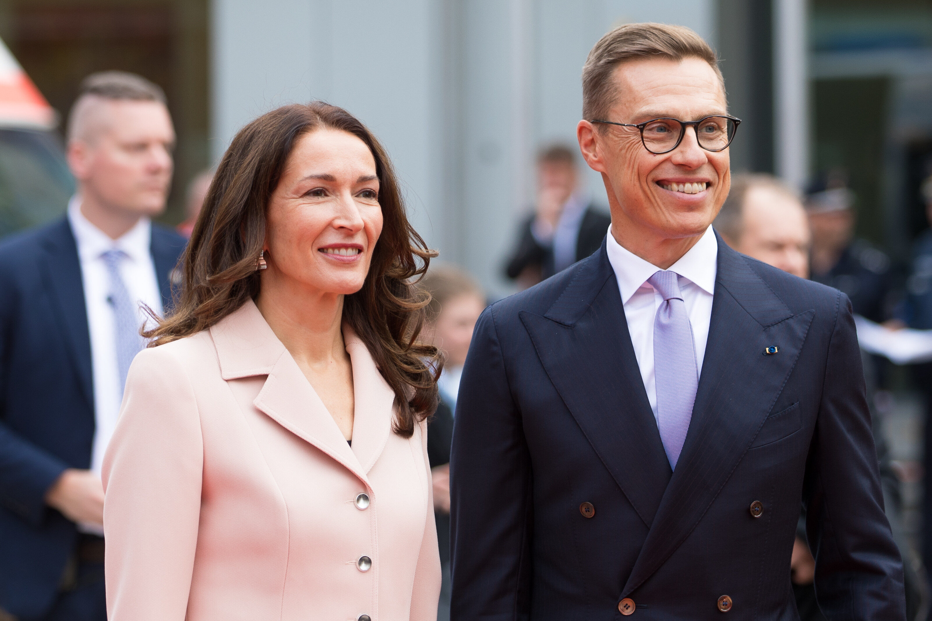 Presidentti Alexander Stubb ja rouva Suzanne Innes-Stubb seisovat rinnakkain.