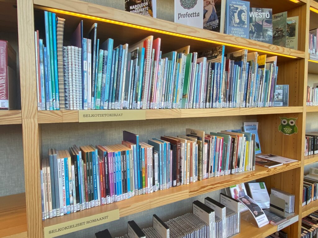 Kaksi hyllyä kirjoja, ylemmässä lukee selkotietokirjat ja alemmassa selkokieliset romaanit.