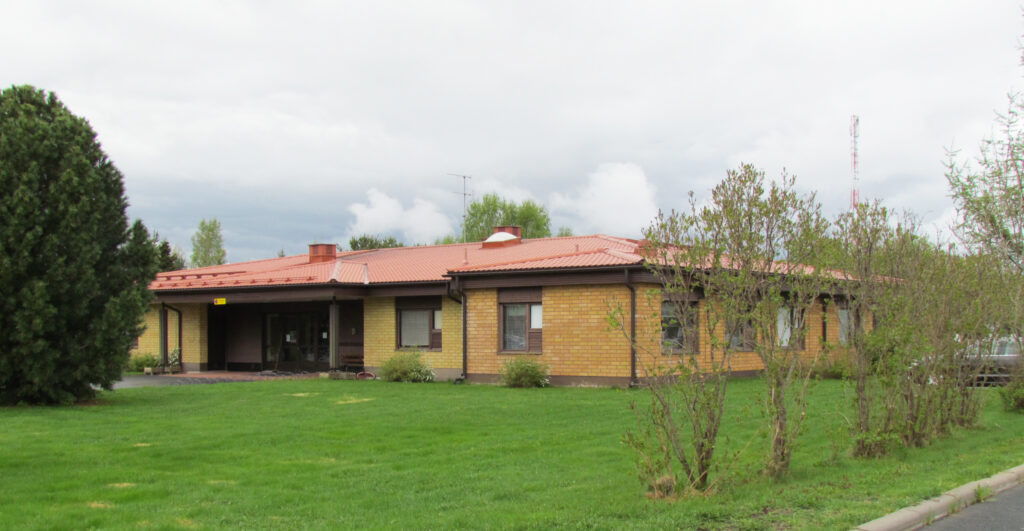 Ylistaron terveysasema on rakennettu keltaisesta tiilestä ja siinä on punainen katto. Rakennus on yksikerroksinen. 