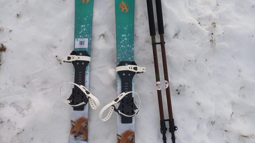 Liukulumikengät ja sauvat.