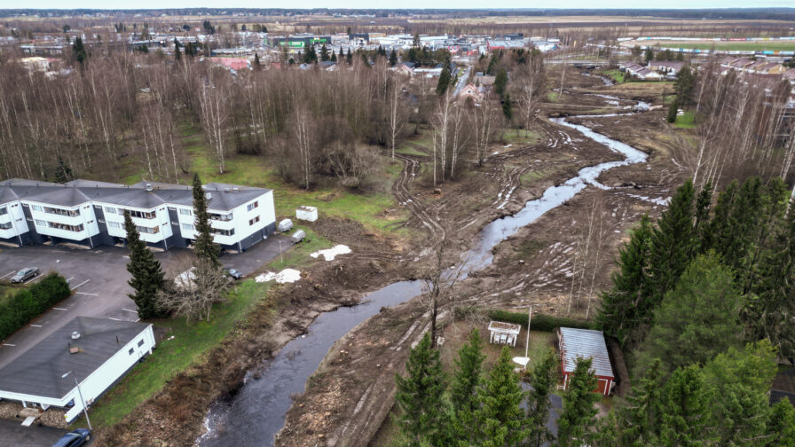 Ilmakuva purosta, jonka varrelta kaadettu puita.