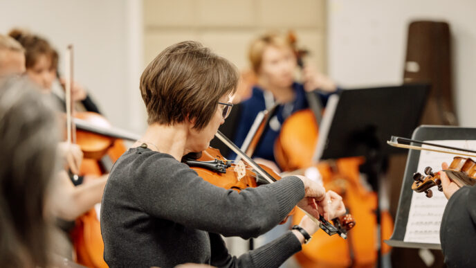 henkilöitä soittamassa jousisoittimia