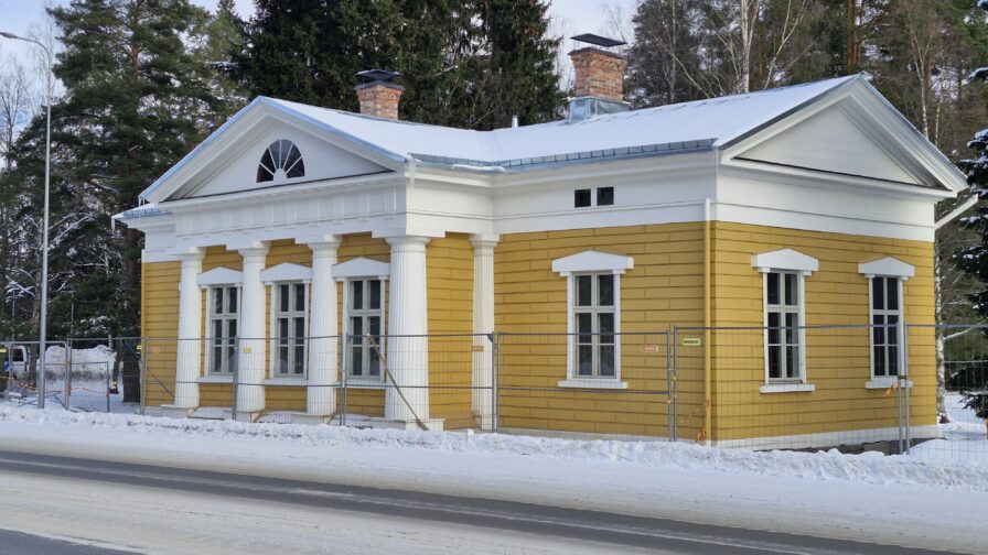 Valokuva Törnävän Kartano alueen propeerista. Kuva on otettu kadulta. Kuvassa näkyy rakenukkuksen julkisivu remontin aikana.