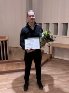 Vuoden 20265 erikoismainintapalkinnon saaja Rideep palkinnon kanssa.