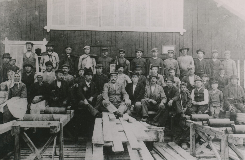 Mustavalkoinen kuva jossa esillä Östemyra Bruks sahan työväkeä