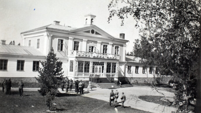 Törnävän kartanon piha 1939, pihalla sotilaita