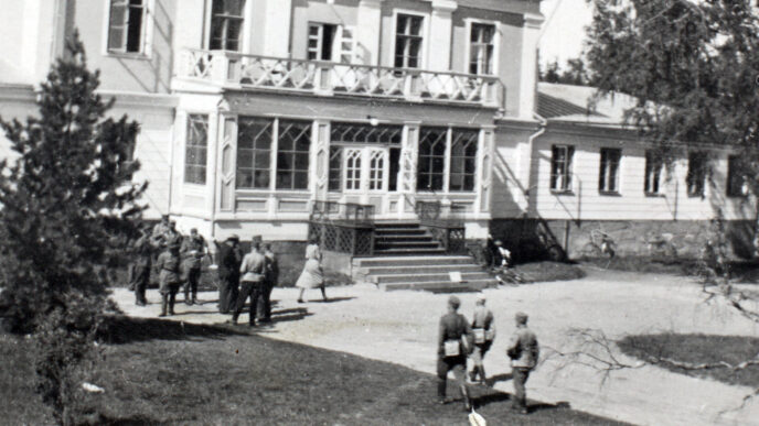 Törnävän kartanon piha 1939, pihalla sotilaita