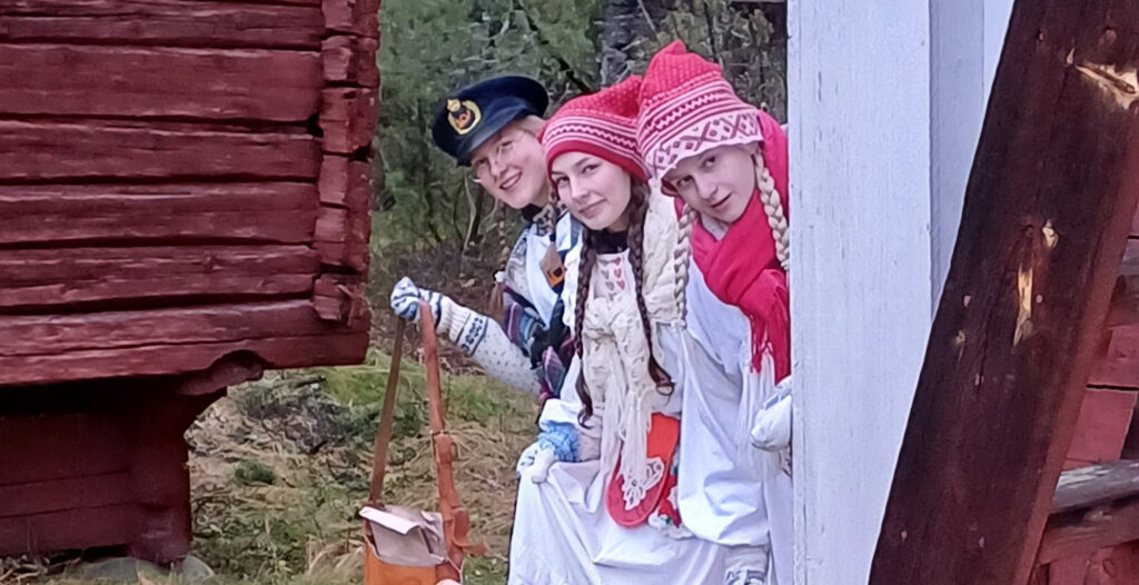 Kolme tonttua museon Tonttupolulla