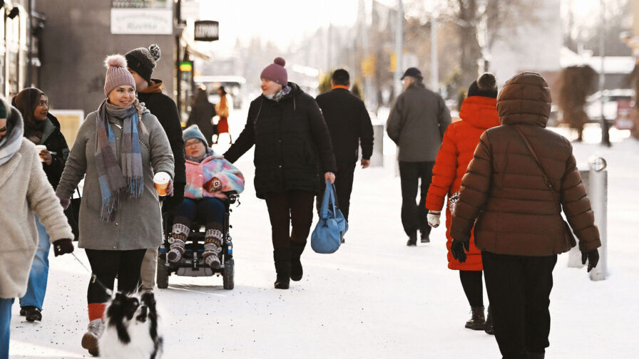 Ihmisiä ja koira talvisella kadulla Seinäjoen keskustassa.