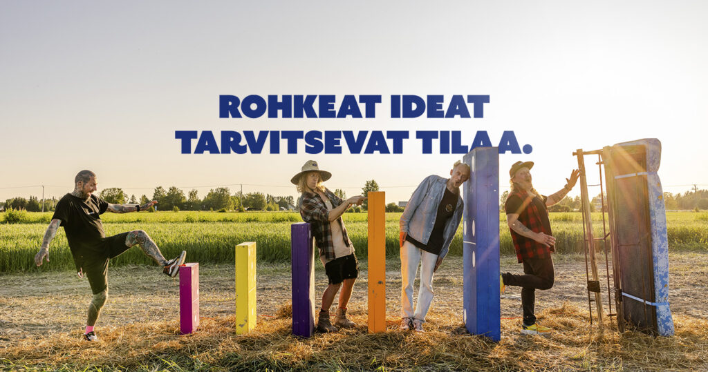 Miehiä seisoo pellon laidalla