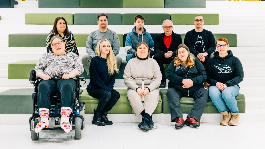 Vammaisneuvoston jäseniä ja kaupungin edustajia Apila-kirjaston lukuportaikossa.