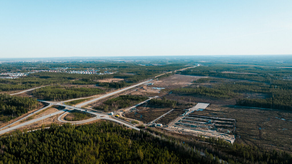 Ilmakuva suuresta puuttomasta tontista teiden risteyksessä.