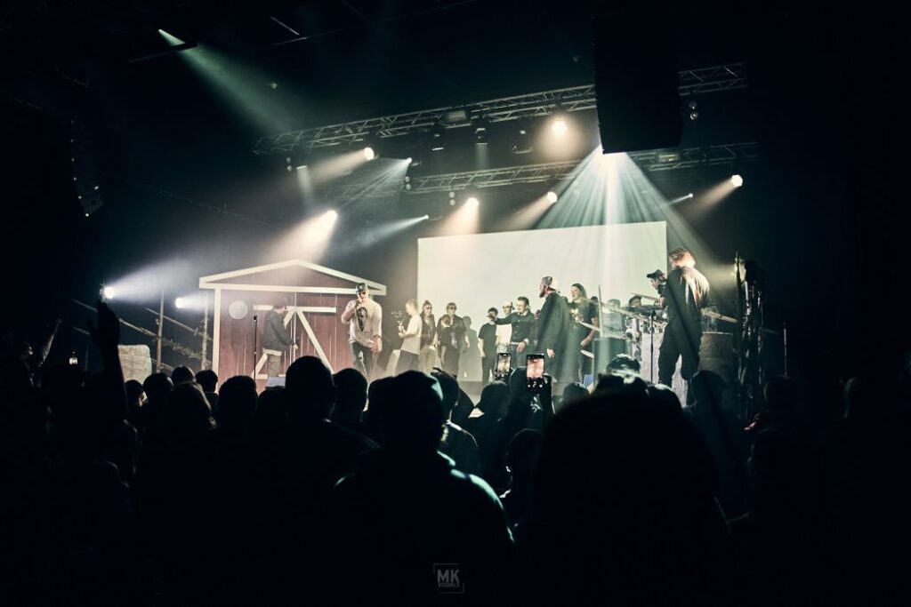 Vuoden 2025 Heikää Megashow, jossa kaikki yhdistyksen artistit esiintyivät Seinäjoen Rytmikorjaamolla.