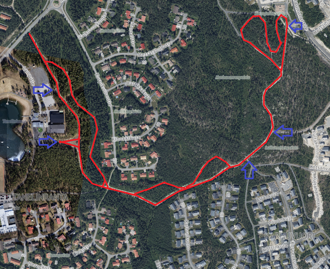 Ilmakuvassa merkitty punaisella Hyllykallion kuntoradan Karhuvuoren osuus. Lisäksi merkitty nuolin mistä traktorit tuovat reitille soraa.