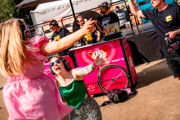 DJ-kärry  ja kaksi tanssijaa