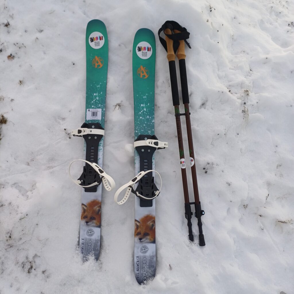 liukulumikengät ja sauvat lumella