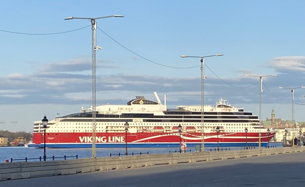 Punavalkoinen Viking linen laiva satamassa.