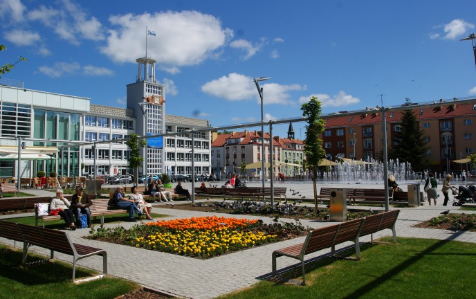 Koszalin kuvassa aukio ja suihkulähde