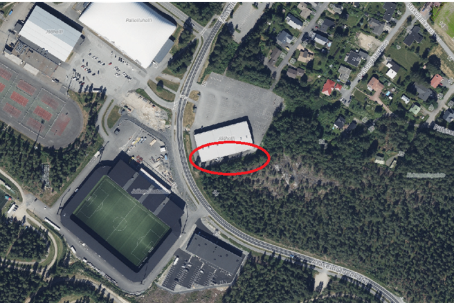 Ilmakuvaan merkitty punaisella jäähallin työmaa-alue