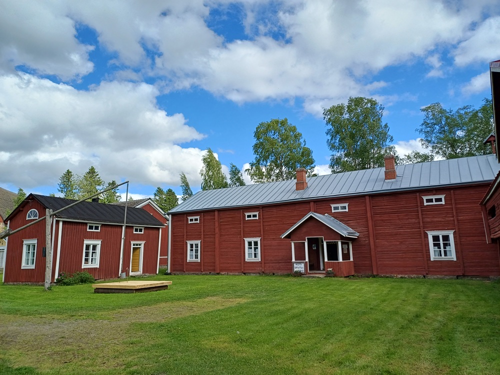Kuvassa vanhan pohjalaistalon pihapiiri.
