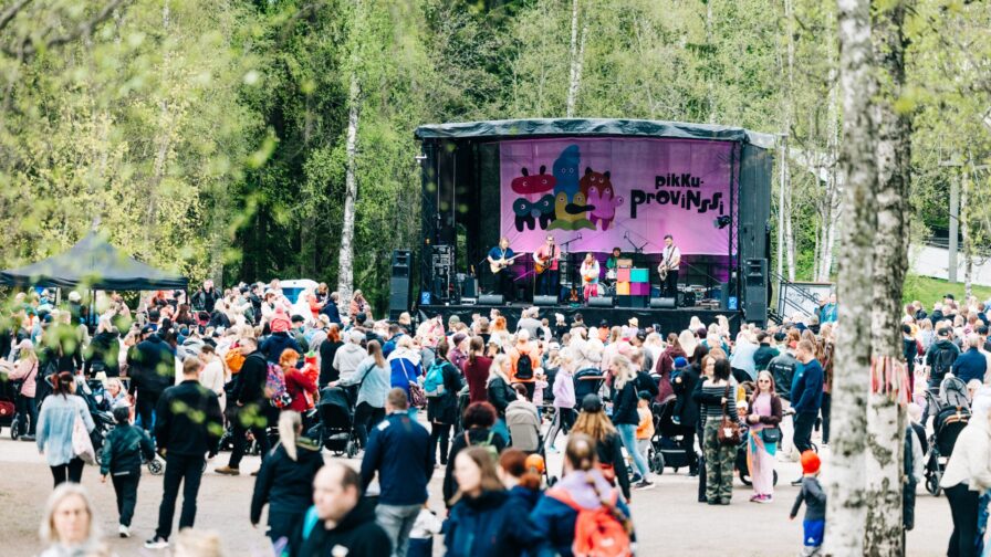 Pikkuprovinssin yleisöä Törnävänsaaressa