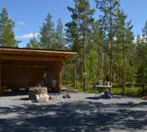 Laavu ja nuotiopaikka metsän keskellä