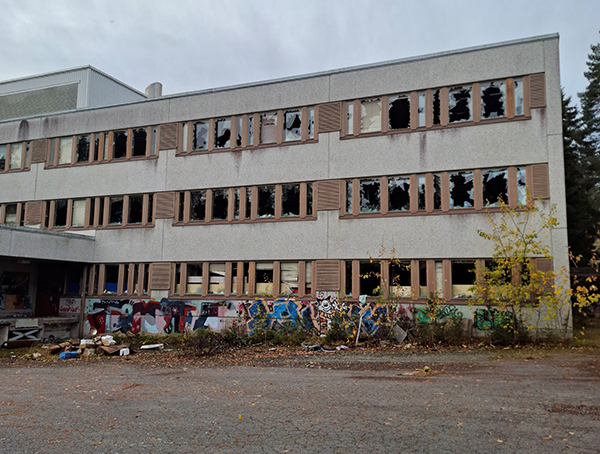 Vanha terveydenhuolto-oppilaitos, jossa on kaikki ikkunat hajotettu.